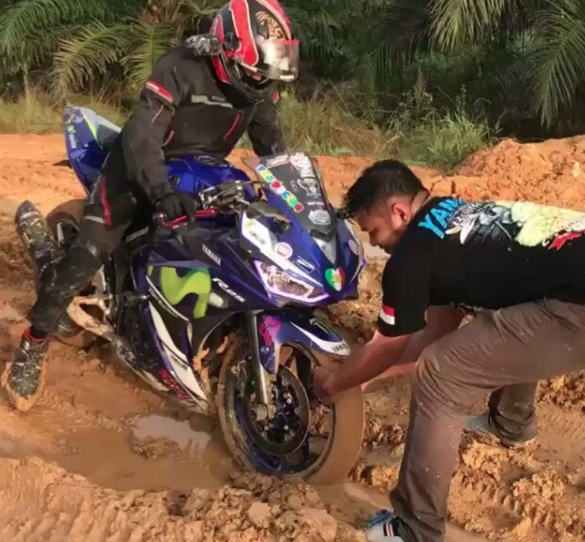 Watch: Indonesian Valentino Rossi hits a muddy patch