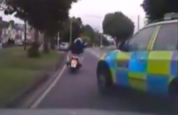 MET Police publish compilation of moped crime 'tackle tactics'