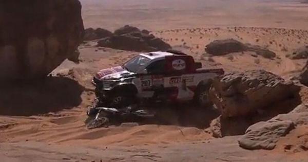 Dakar driver knocks over motorcyclist