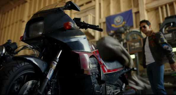 Siden Marine Afslag Tom Cruise pulls the covers off his GPz900R in new Top ... | Visordown