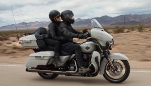 2020-Harley-Davidson-CVO-Limited-hero.jpg