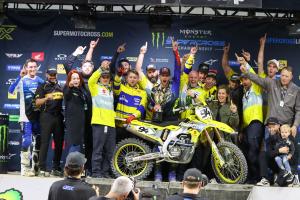 Ken Roczen & HEP Suzuki team celebrate 2023 Indianapolis Supercross win. - Suzuki Cycles/BrownDogWilson