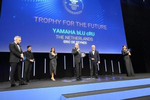 Eric De Seynes collects FIM Award for the Future at 2022 FIM Awards. - Yamaha