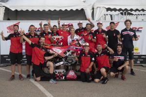 Tim Gajser & Team HRC celebrate 2023 MXGP of Turkiye victory. - Honda Racing Corporation