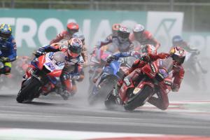 Start of the Indonesian MotoGP, wet, start