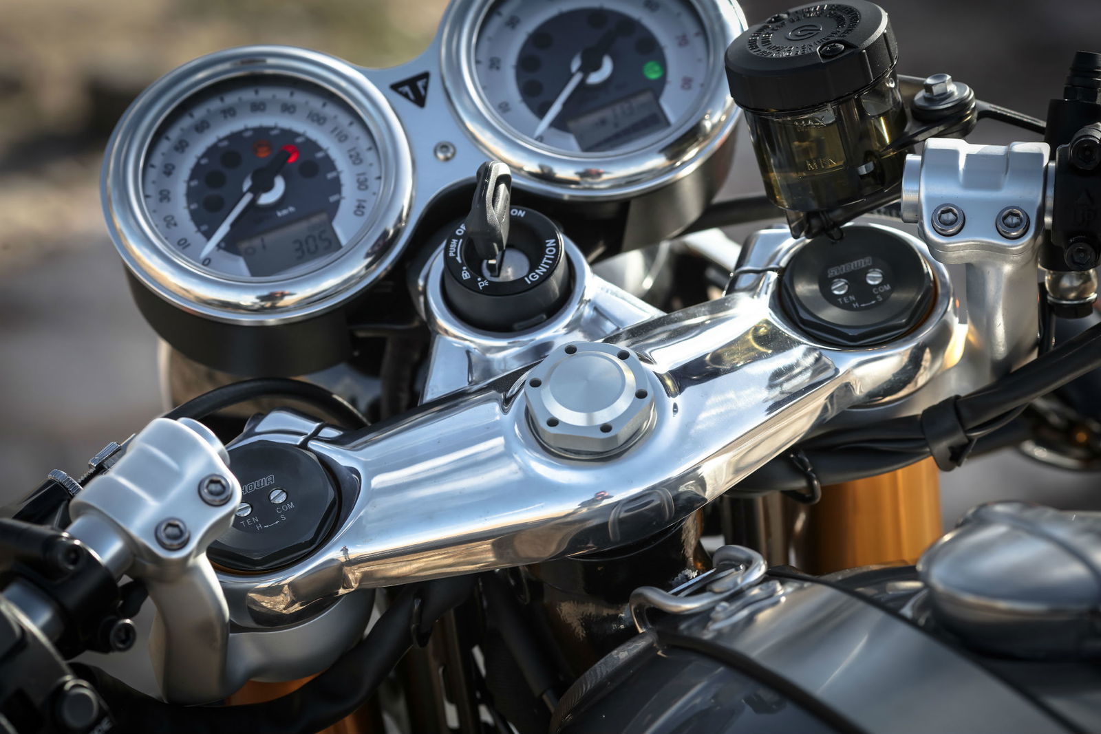Triumph Thruxton clocks