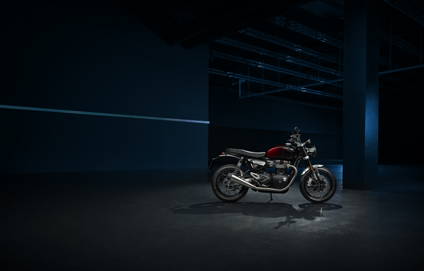 Triumph Speed Twin 1200 Stealth Edition