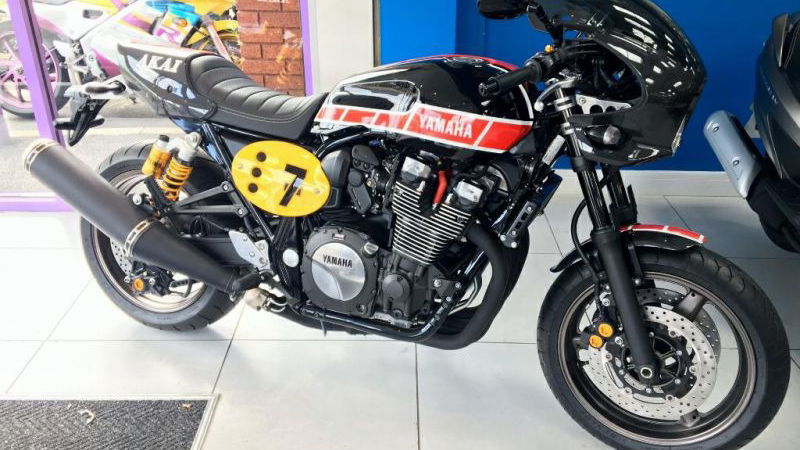 Yamaha XJR1300 Racer Barry Sheene Rep